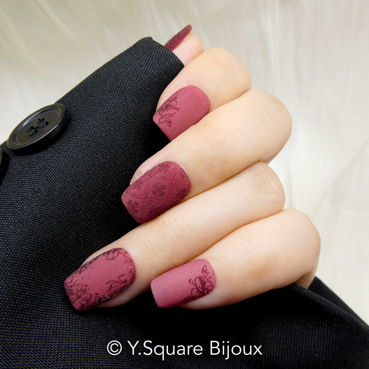 < Velours Brodé >